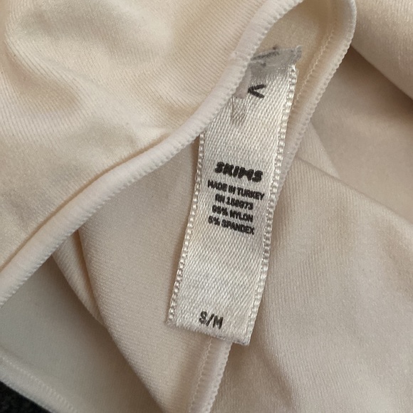 SKIMS ESSENTIAL T-SHIRT BODYSUIT - Picture 3 of 3